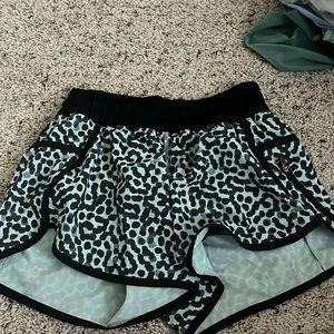 size 4 spotted lulu shorts